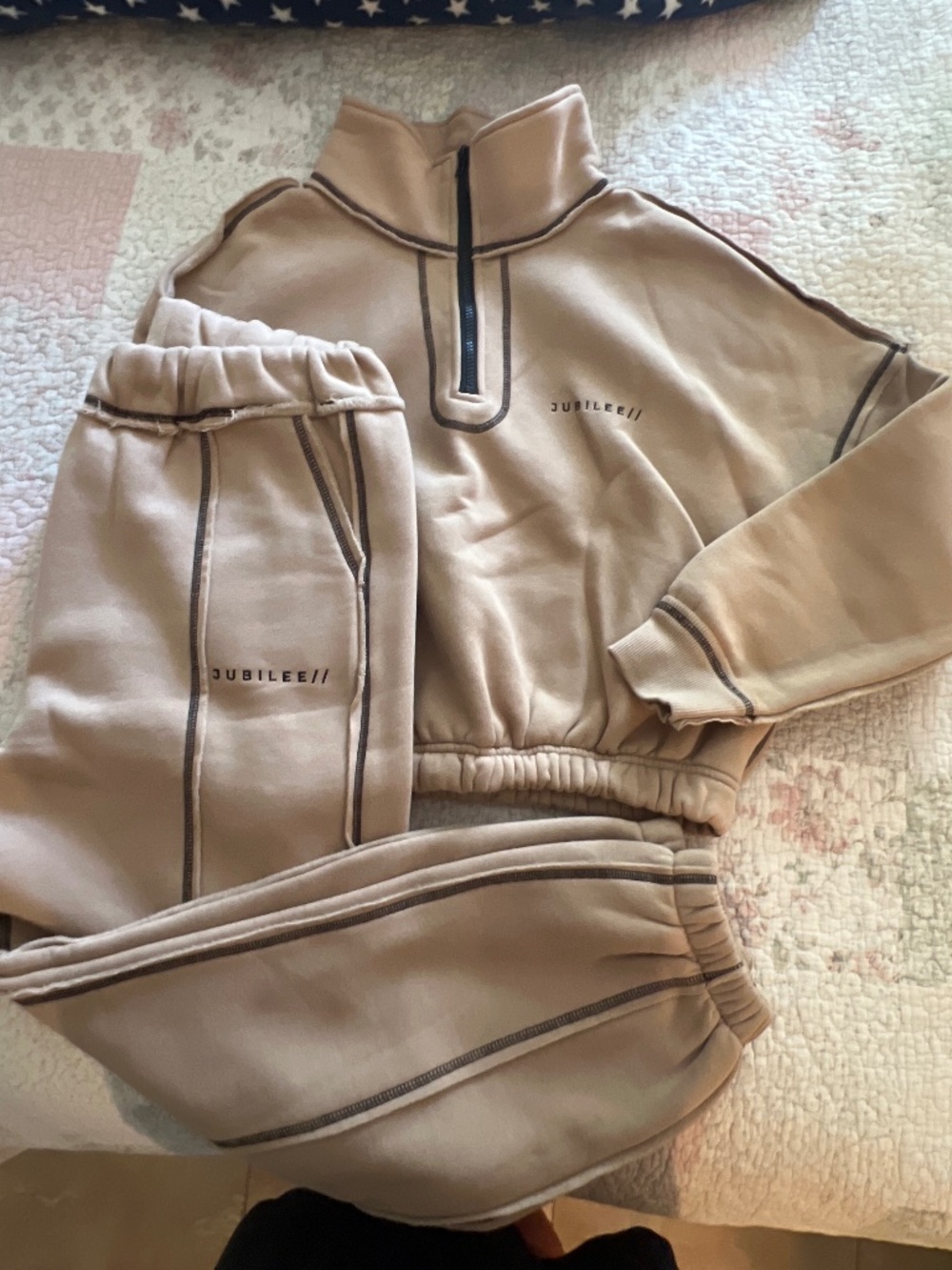 Jubilee beige sweatshirt set black details